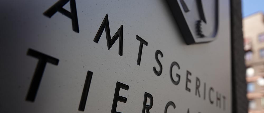  Der Eingang vom Amtsgericht Tiergarten mit Schriftzug des Gericht. 