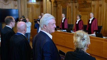 Jürgen Elsässer (2.v.r.), Compact-Chefredakteur, und seine Ehefrau Stephanie Elsässer (r) stehen mit ihren Verteidigern im Gerichtssaal.