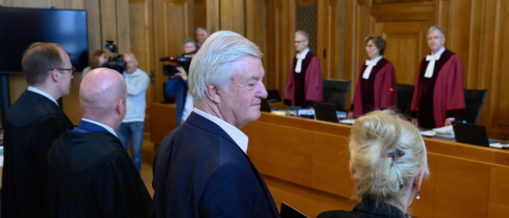 Jürgen Elsässer (2.v.r.), Compact-Chefredakteur, und seine Ehefrau Stephanie Elsässer (r) stehen mit ihren Verteidigern im Gerichtssaal.