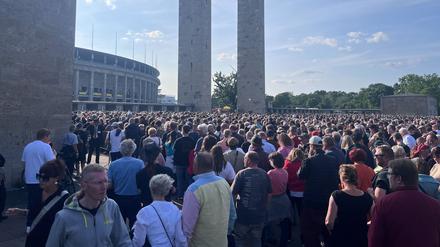 Die Menschenmenge vor dem Berliner Olympiastadion.