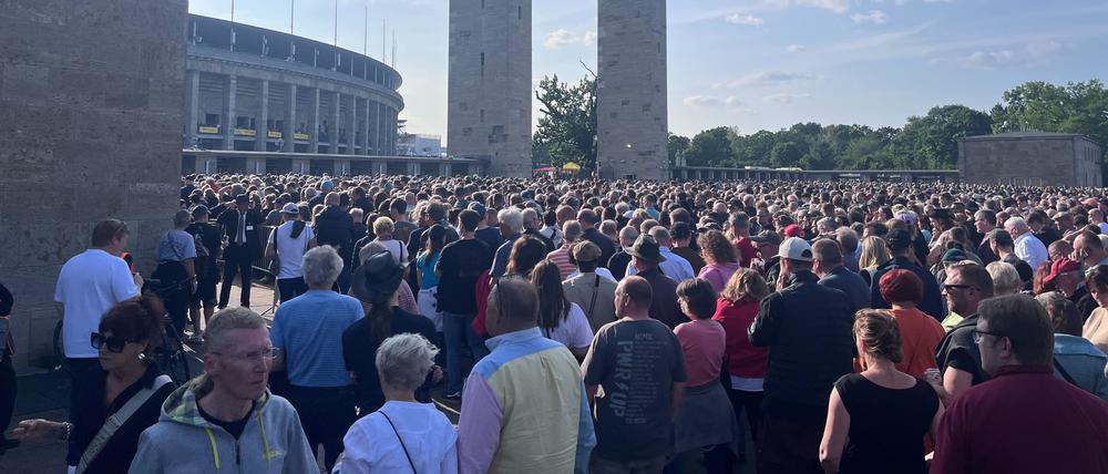 Die Menschenmenge vor dem Berliner Olympiastadion.