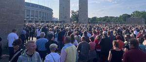 Die Menschenmenge vor dem Berliner Olympiastadion.