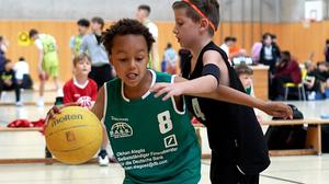 Das Pfingstturnier 2025, das die Basketball-Gemeinschaft Zehlendorf (BG Zehlendorf) auch in der Halle der JFK ausrichtete, war das größte Basketball-Turnier Deutschlands: 306 Teams nahmen teil.