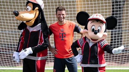 Thomas Müller mit Goofy und Micky Maus.