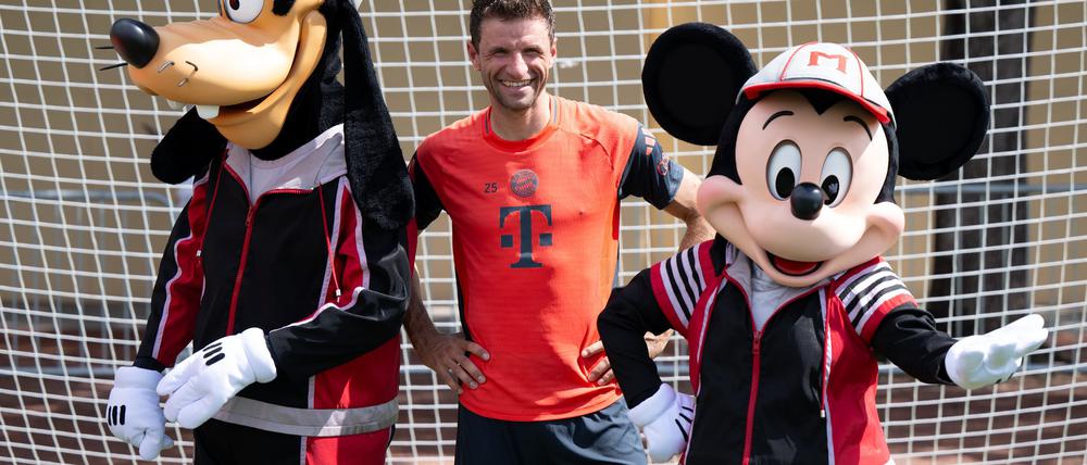 Thomas Müller mit Goofy und Micky Maus.