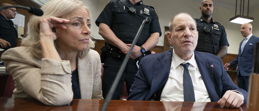 Harvey Weinstein (vorne r), ehemaliger Filmproduzent aus den USA, nimmt an seinem Wiederaufnahmeverfahren vor dem Strafgericht in Manhattan in New York teil. 