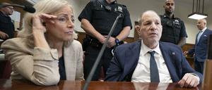 Harvey Weinstein (vorne r), ehemaliger Filmproduzent aus den USA, nimmt an seinem Wiederaufnahmeverfahren vor dem Strafgericht in Manhattan in New York teil. 