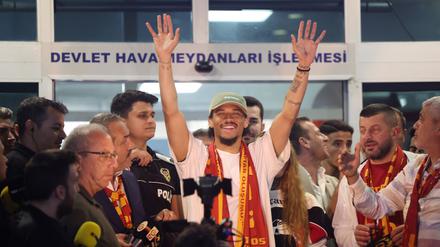 Leroy Sané hatte nach seiner Ankunft in Istanbul gute Laune.