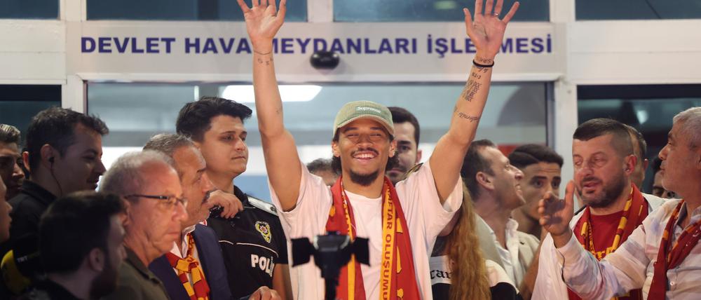 Leroy Sané hatte nach seiner Ankunft in Istanbul gute Laune.