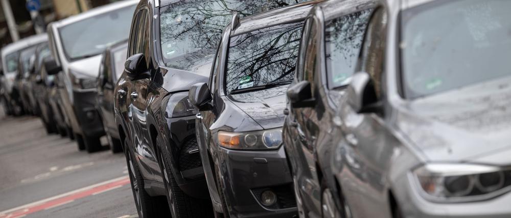 Die durchschnittliche Höhe der Motorhauben von Autos hat sich laut einer Studie seit 2010 jährlich um 0,5 Zentimeter erhöht. (Archivbild)