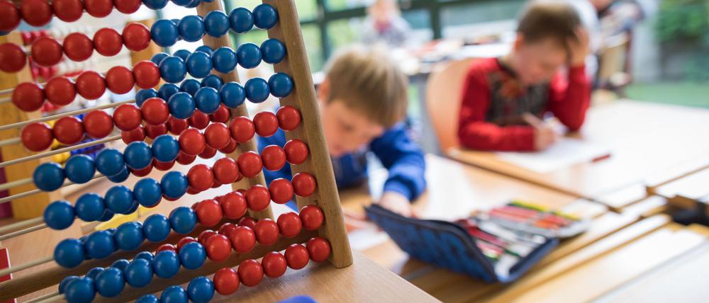 Schon nach vier Monaten schneiden Jungen demnach in Mathe etwas besser ab als Mädchen. (Archivbild)