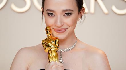 „Anora“-Darstellerin Mikey Madison setzte sich bei den Oscars dieses Jahr in der Kategorie „Beste Hauptdarstellerin“ gegen Cynthia Erivo („Wicked“), Karla Sofía Gascón („Emilia Pérez“), Fernanda Torres („Für immer hier“) sowie Demi Moore („The Substance“) durch.