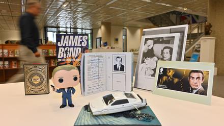 Im Stadtarchiv sind Exponate der Ausstellung „Liebesgrüße aus Wattenscheid“ zu sehen - dazu zählt auch ein Replikat des Ausweises von James Bond, welches den Wattenscheider Geburtsort des Geheimagenten bescheinigt. 