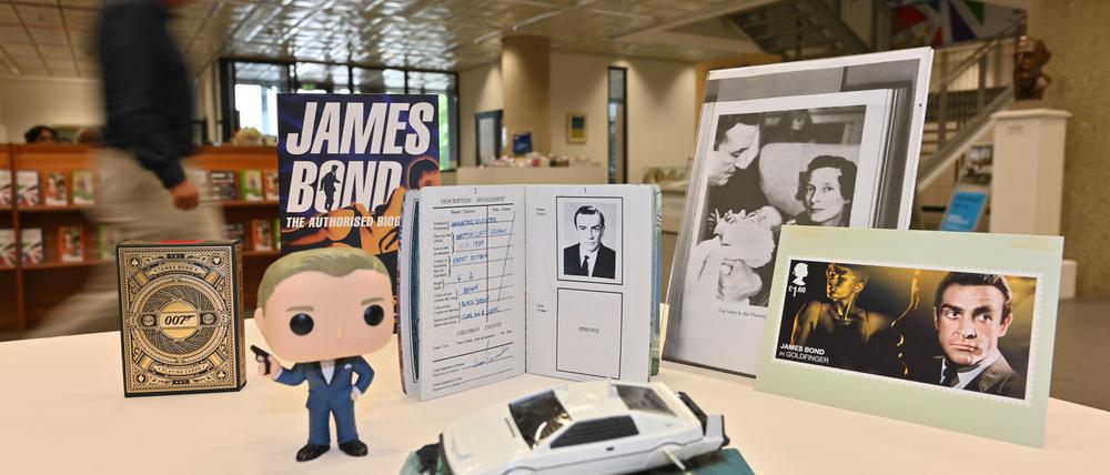 Im Stadtarchiv sind Exponate der Ausstellung „Liebesgrüße aus Wattenscheid“ zu sehen - dazu zählt auch ein Replikat des Ausweises von James Bond, welches den Wattenscheider Geburtsort des Geheimagenten bescheinigt.