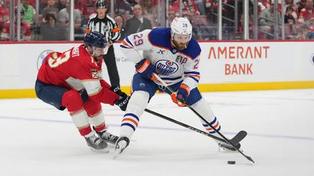 Bundestrainer Marco Sturm sieht für Leon Draisaitl (r) und den Edmonton Oilers wenig Chancen auf den Stanley-Cup-Triumph.