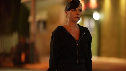 Christina Ricci als Alice in einer Szene des Films „Guns Up“.