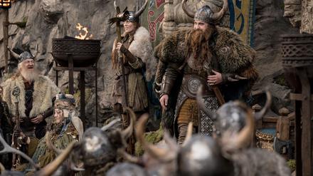 Gerard Butler (r, hinten) als Wikingerhäuptling Stoick in einer Szene des Films „Drachenzähmen leicht gemacht“.