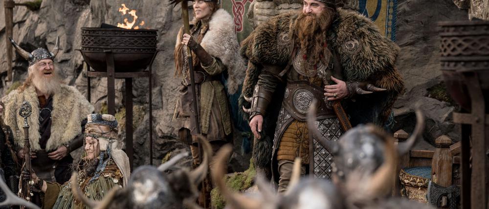Gerard Butler (r, hinten) als Wikingerhäuptling Stoick in einer Szene des Films „Drachenzähmen leicht gemacht“.