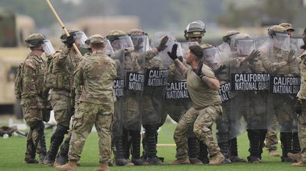 Mitglieder der US-Nationalgarde führen Übungen durch, nachdem sie zu den Protesten in Los Angeles entsandt wurden.