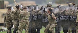 Mitglieder der US-Nationalgarde führen Übungen durch, nachdem sie zu den Protesten in Los Angeles entsandt wurden.