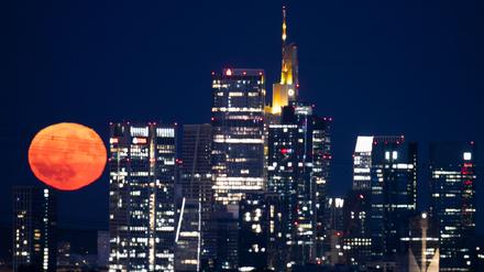 In Frankfurt reihte sich der Erdbeermond in die Skyline ein.