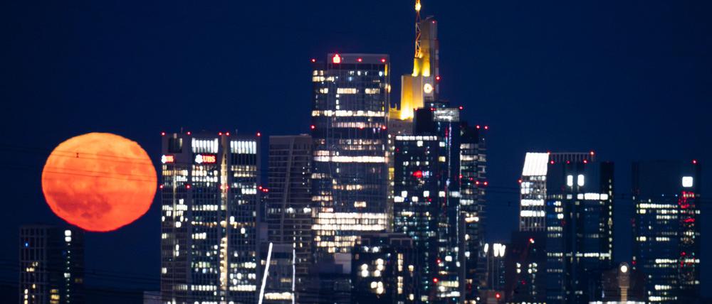 In Frankfurt reihte sich der Erdbeermond in die Skyline ein.