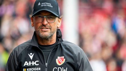  Energie-Coach Claus-Dieter Wollitz freut sich auf einen großen Stürmer.