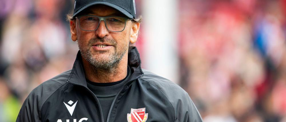 Energie-Coach Claus-Dieter Wollitz freut sich auf einen großen Stürmer.