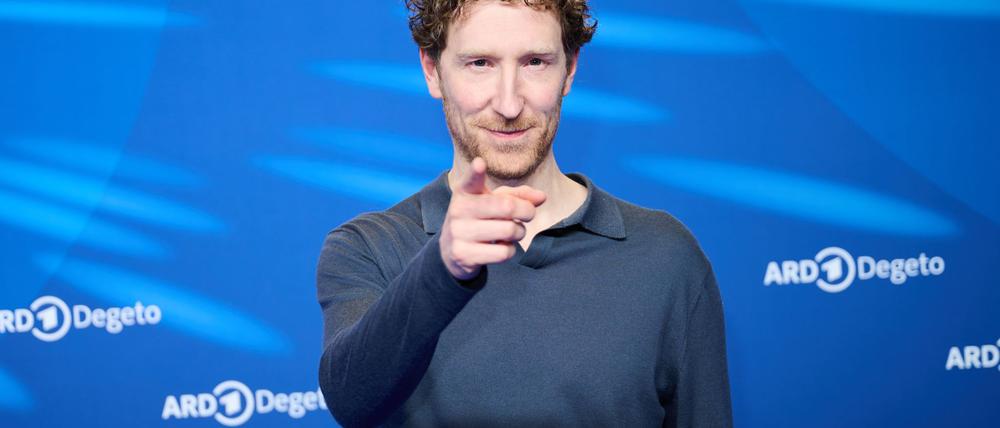 Dass es in Talkshows oft keine Einigkeit gibt, hält Moderator Louis Klamroth für normal. (Archivbild)