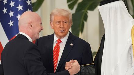 FIFA-Chef Infantino hält enge Bande zum US-Präsdienten und nach Saudi-Arabien. 