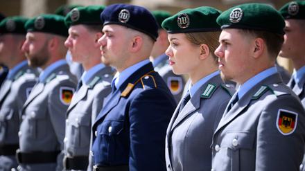 Soldatinnen und Soldaten der Bundeswehr stehen vor dem Abgeordnetenhaus von Berlin. 