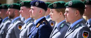 Soldatinnen und Soldaten der Bundeswehr stehen vor dem Abgeordnetenhaus von Berlin. 