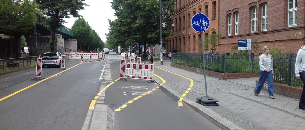 Unterbrochener Radstreifen durch eine Baustelle auf der Schönhauser Allee.
