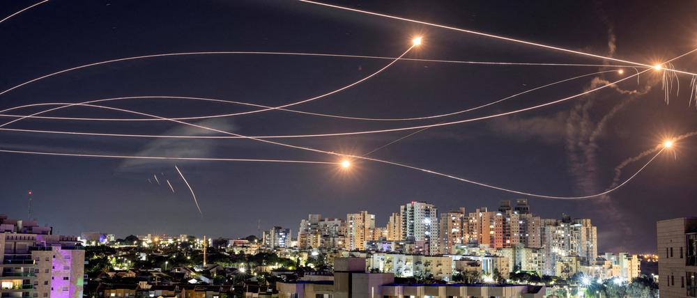 Im Wechsel der Lichtblitze. So sieht der aktive „Iron Dome“ über Aschkelon am südisraelischen Abendhimmel aus.