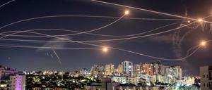 Im Wechsel der Lichtblitze. So sieht der aktive „Iron Dome“ über Aschkelon am südisraelischen Abendhimmel aus. 