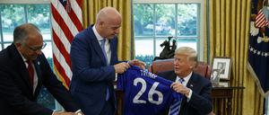 Der Präsident des US-Fußballverbandes Carlos Cordeiro (l) und FIFA-Präsident Gianni (M) bei einem Besuch im weißen Haus. Sie übergeben US-Präsident Donald Trump ein Trikot mit Trumps Namen.