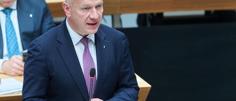 Berlins Regierender Bürgermeister Kai Wegner (CDU) sieht die Finanzierung des Deutschlandtickets kritisch.