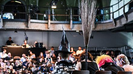 Viele Künstlerinnen und Künstler der diesjährigen Berlin Biennale kamen zur Programmvorstellung.