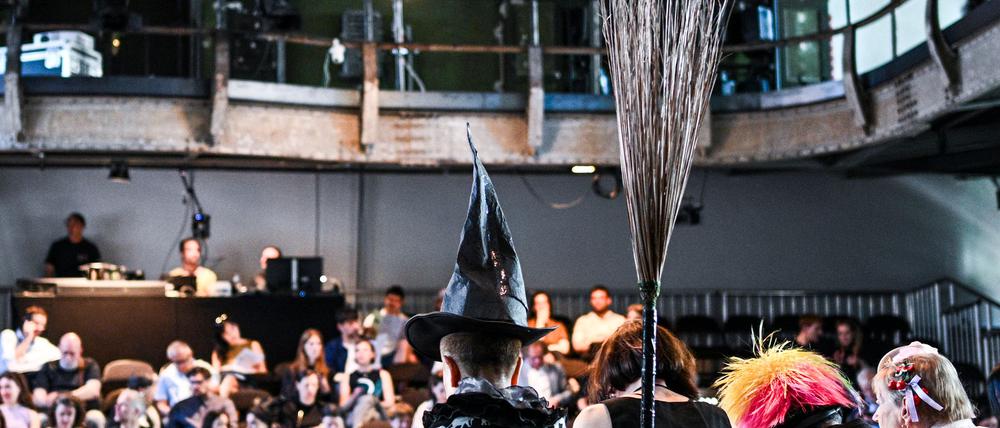 Viele Künstlerinnen und Künstler der diesjährigen Berlin Biennale kamen zur Programmvorstellung.