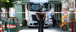 Ein Polizist steht bei einem Großeinsatz der Polizei an der Technischen Universität Wien (TU Wien). 