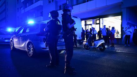 Nach dem Streit zwischen zwei Gruppen wurde am 1. Mai aus einem Auto heraus auf Menschen geschossen. Die Polizei sperrte die Gegend ab. (Archivbild)