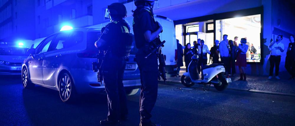 Nach dem Streit zwischen zwei Gruppen wurde am 1. Mai aus einem Auto heraus auf Menschen geschossen. Die Polizei sperrte die Gegend ab. (Archivbild)