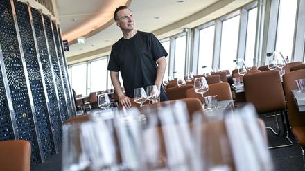 Der Sternekoch Tim Raue steht in seinem neuen Restaurant „Sphere“ im Berliner Fernsehturm.