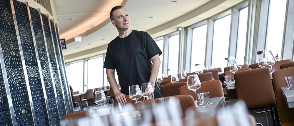 Der Sternekoch Tim Raue steht in seinem neuen Restaurant „Sphere“ im Berliner Fernsehturm.
