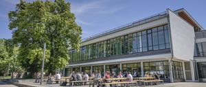 Studierende vor der Veggie-Mensa der Freien Universität Berlin.