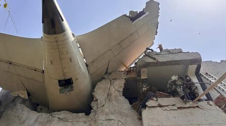 Ein Teil des Flugzeugs steckt in einem Wohngebäude.