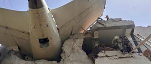 Ein Teil des Flugzeugs steckt in einem Wohngebäude.