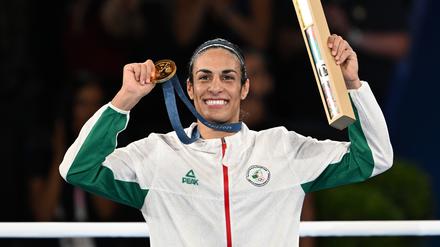  Imane Khelif im August 2024 bei der Siegerehrung in Paris