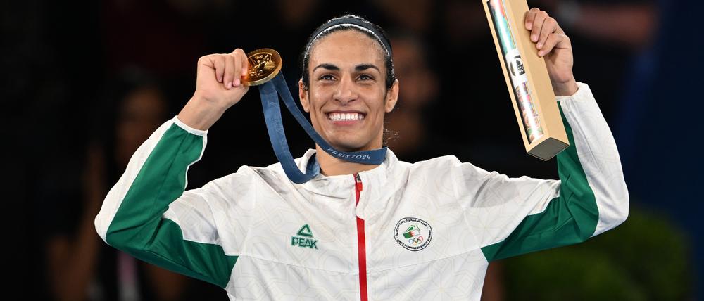 Imane Khelif im August 2024 bei der Siegerehrung in Paris