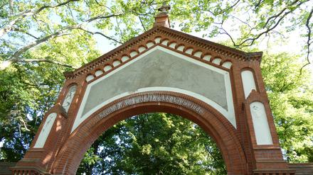 Das Eingangstor des Dreifaltigkeitskirchhofs III in Berlin-Mariendorf.